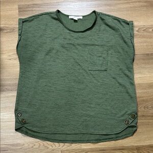 Good Days Only Green Woman’s Size XL Sleeveless Top with Button Accents.